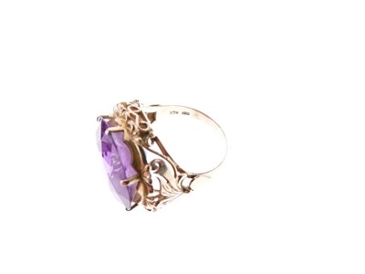 Lot 21 - '18k' yellow metal ring with colour change corundum