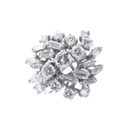 Lot 14 - Diamond cluster ring