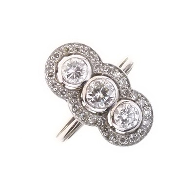 Lot 8 - Three-stone diamond ring