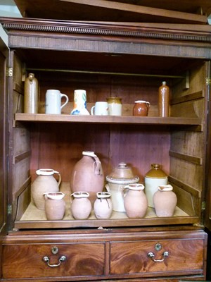 Lot 742 - Quantity of earthenware