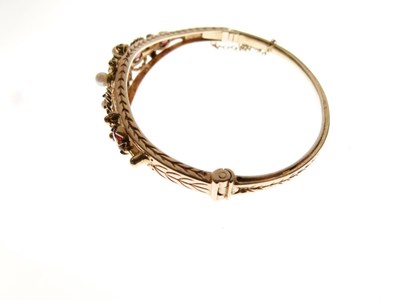 Lot 32 - 9ct gold garnet and cultured pearl hinged bangle