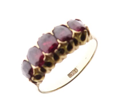 Lot 11 - Five stone ring set five graduated oval cut garnets