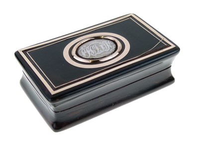 Lot 132 - Gold and tortoiseshell snuff box