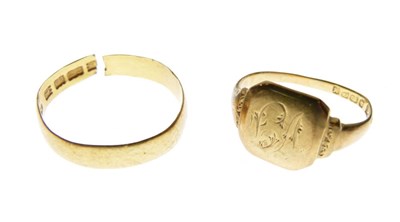 Lot 19 - 22ct gold wedding band, and an 18ct gold signet ring