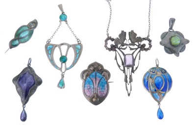 Lot 52 - Collection of five Art Nouveau pendants