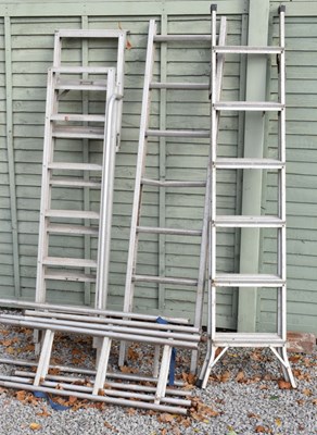 Lot 813 - Aluminium extending ladders, etc