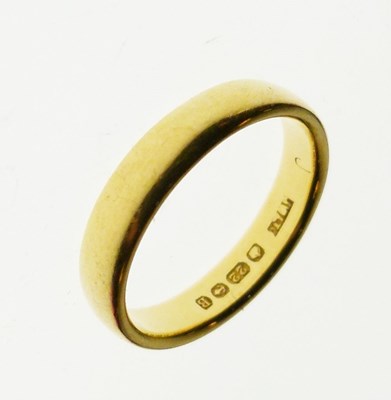 Lot 15 - 22ct gold wedding band