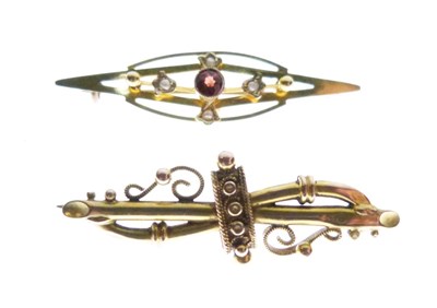Lot 70 - Two 9ct gold bar brooches
