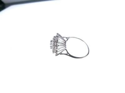 Lot 15 - Diamond cluster ring