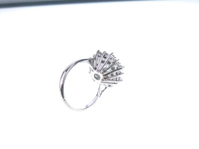 Lot 15 - Diamond cluster ring