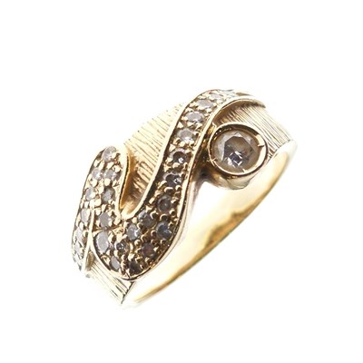 Lot 9 - Yellow metal (18K) diamond abstract ring
