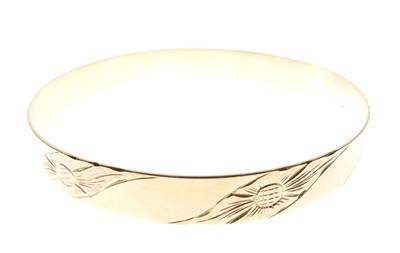 Lot 126 - Yellow metal bangle stamped 750