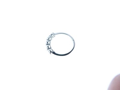Lot 10 - Five-stone diamond ring