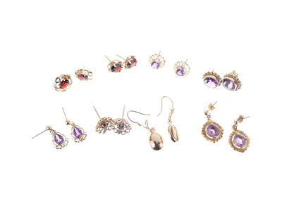 Lot 133 - Quantity of yellow metal and 9ct gold earrings