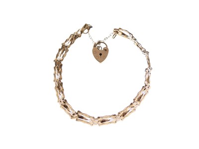Lot 104 - 9ct gold gate bracelet