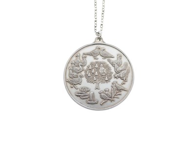 Lot 87 - Large silver medallion depicting 'The Twelve Days of Christmas'