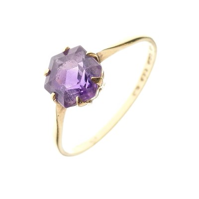 Lot 10 - 22ct gold ring set faceted purple stone