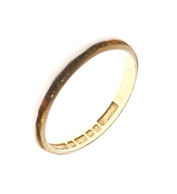 Lot 43 - 22ct gold wedding band