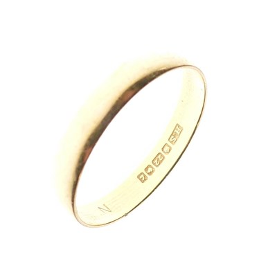 Lot 44 - 22ct gold wedding band