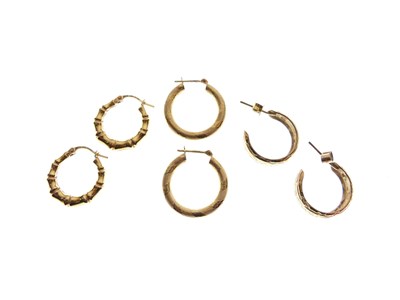 Lot 134 - Three pairs of 9ct gold hoop earrings