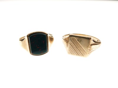 Lot 41 - 9ct gold signet ring