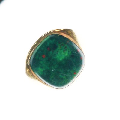 Lot 13 - 18ct gold signet ring set bloodstone