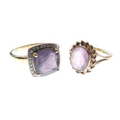 Lot 31 - Two 9ct gold rings