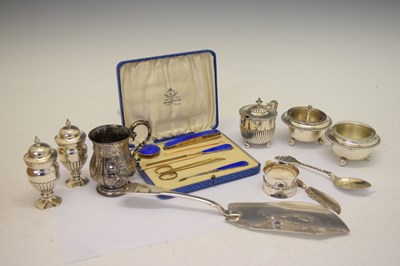 Lot 82 - Assorted group of silver