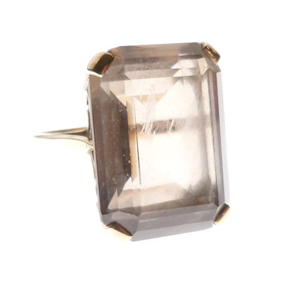 Lot 15 - Smokey quartz ring