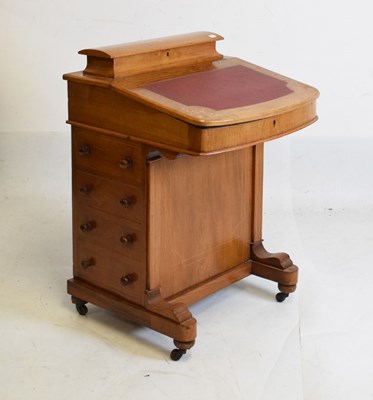 Lot 501 - Inlaid walnut davenport