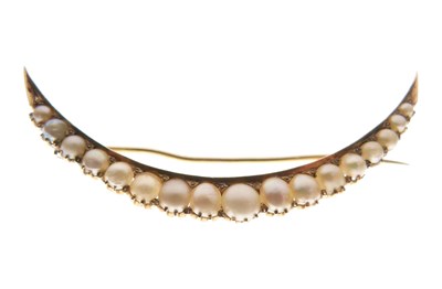 Lot 32 - Crescent-shaped bar brooch set freshwater pearls