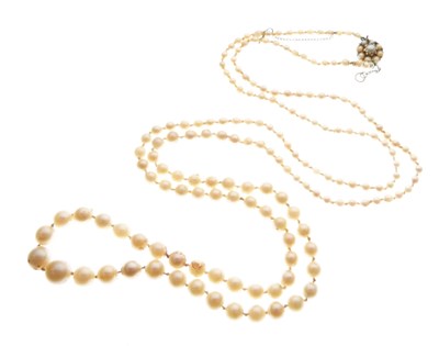 Lot 47 - Row of graduated freshwater pearls