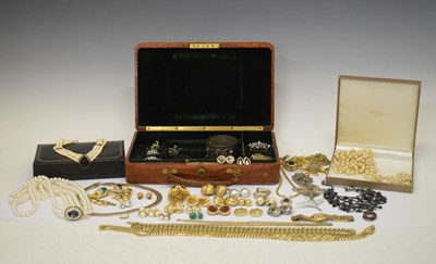 Lot 57 - Costume jewellery