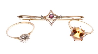 Lot 14 - Two 9ct gold dress rings, and a bar brooch
