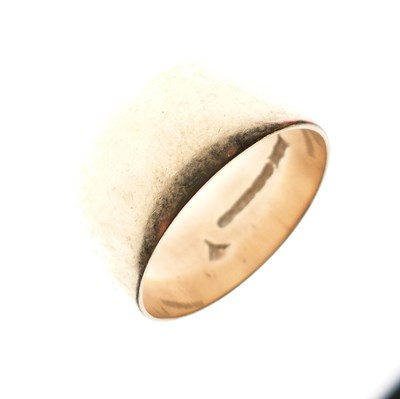 Lot 33 - 9ct gold wedding band