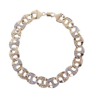 Lot 15 - Bracelet, stamped '375' of filed curb style links