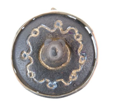 Lot 29 - Metal and yellow metal pendant brooch