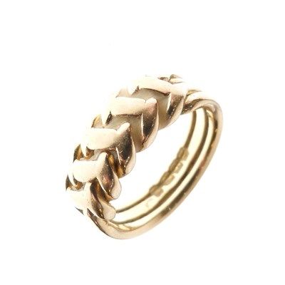 Lot 23 - 18ct gold ring with 'puzzle' decoration