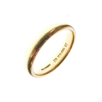 Lot 31 - 22ct gold wedding band