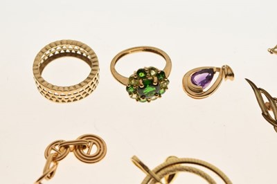 Lot 49 - Assorted gold rings and other jewellery
