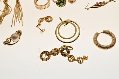 Lot 49 - Assorted gold rings and other jewellery