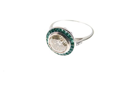 Lot 4 - Diamond and calibré emerald ring
