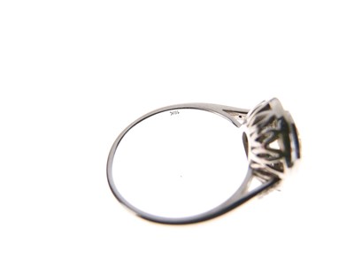 Lot 4 - Diamond and calibré emerald ring