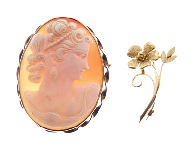 Lot 35 - 18ct gold floral spray brooch
