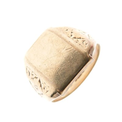 Lot 27 - 9ct gold signet ring