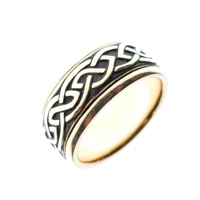 Lot 32 - Yellow metal (14K) Celtic design wedding band