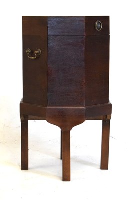 Lot 580 - Reproduction cellarette