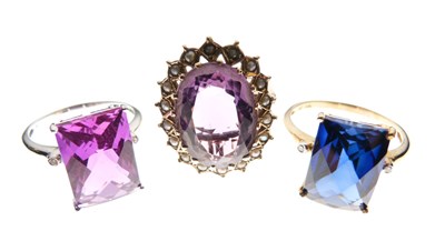 Lot 31 - Three dress rings