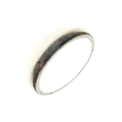 Lot 39 - 18ct white gold wedding band