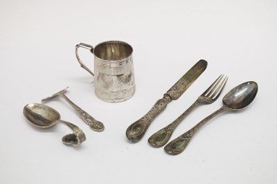 Lot 173 - Small George III silver mug, together with a small group of silver
